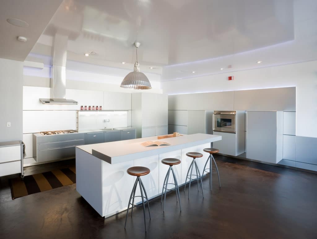 reformas-de-cocinas-en-valencia-cocina-abierta-blanca