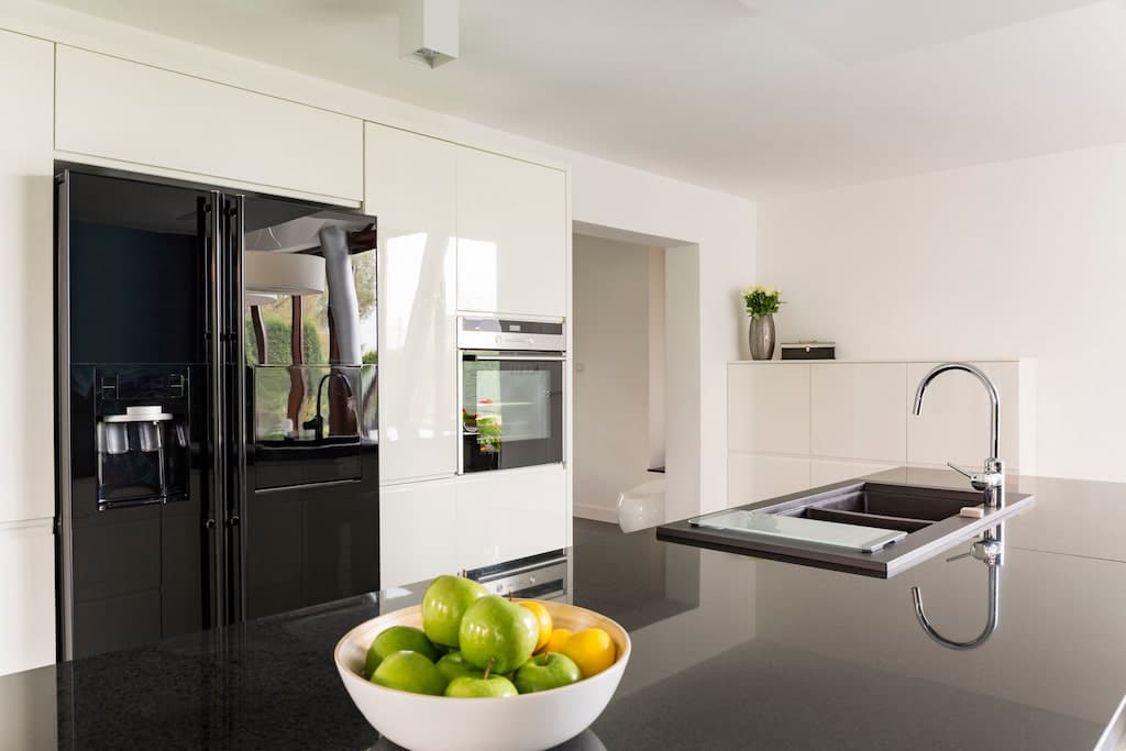 reformas-de-cocinas-en-valencia-cocina-diseño-blanco-y-negro